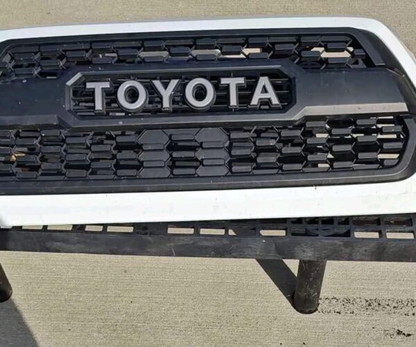 16-23 Toyota TRD PRO Tacoma Grill assembly - Image 3
