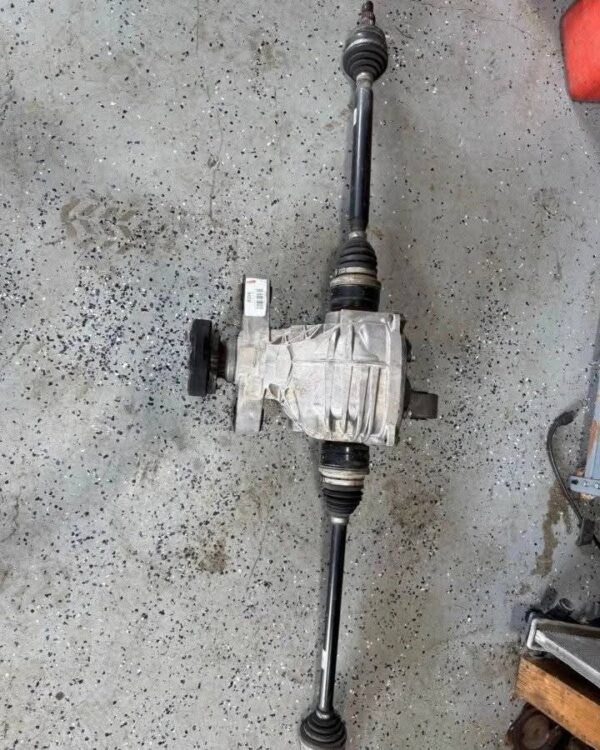 2010-2015 Camaro rear diff. It has 3.91 gears in it and brand new axles seals.  - Image 5